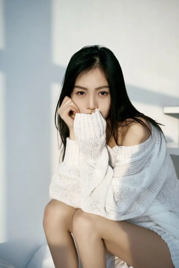 戏曲演员使用平板电脑学习唱段